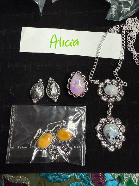 Alicia💅 due April 26